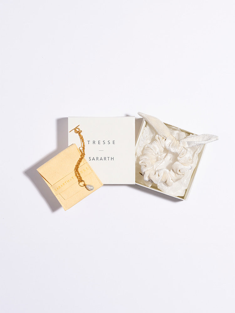 【SARARTH + TRESSE】GOLD Vegan pearl bracelet & MIA ruban chouchou in White