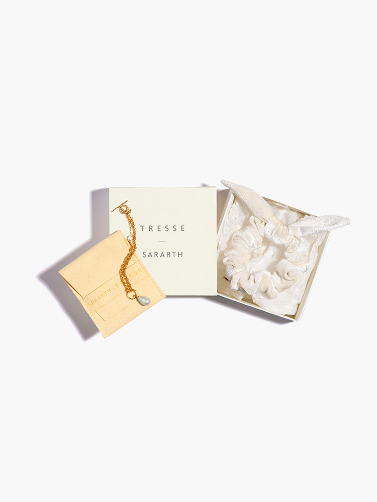 【SARARTH + TRESSE】GOLD Vegan pearl bracelet & MIA ruban chouchou in White