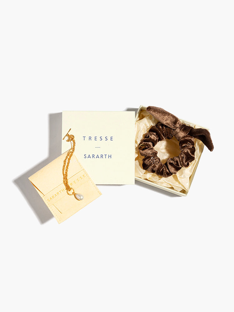 【SARARTH + TRESSE】GOLD Vegan pearl bracelet & MIA ruban chouchou in Brown