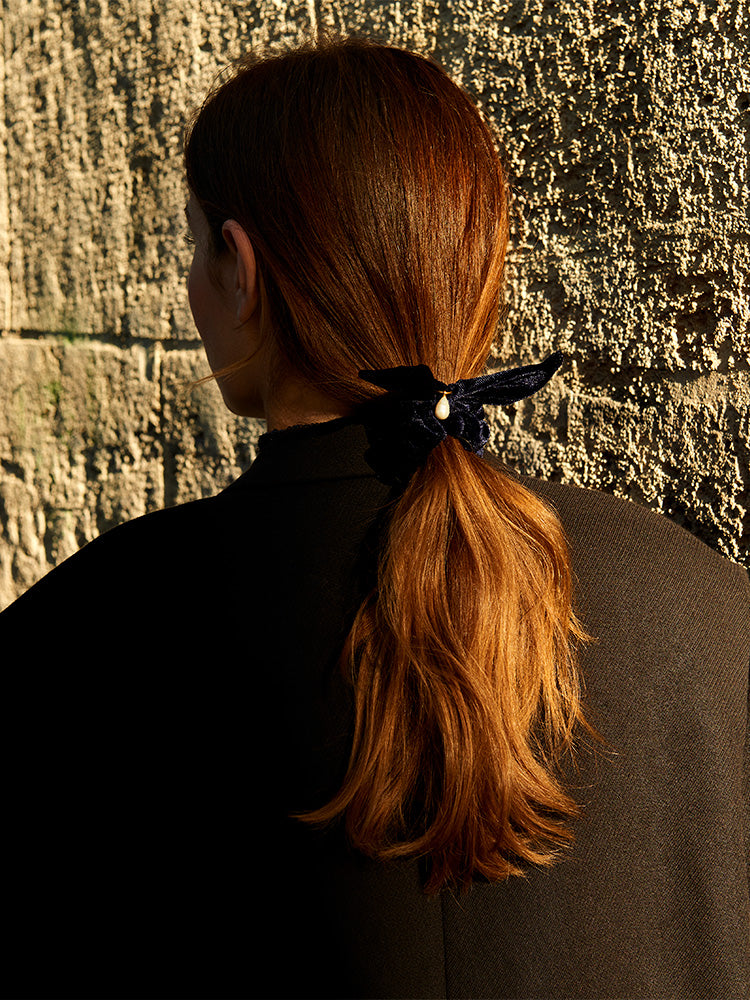 【SARARTH + TRESSE】GOLD Vegan pearl bracelet & MIA ruban chouchou in Navy