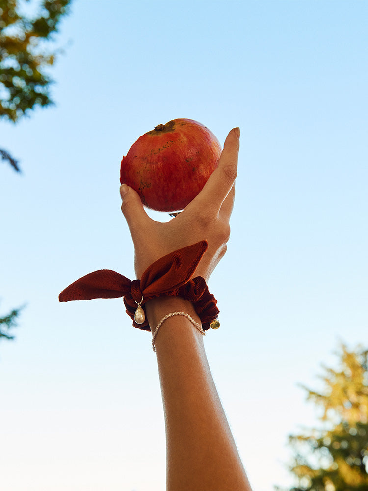 【SARARTH + TRESSE】GOLD Vegan pearl bracelet & MIA ruban chouchou in Terracotta