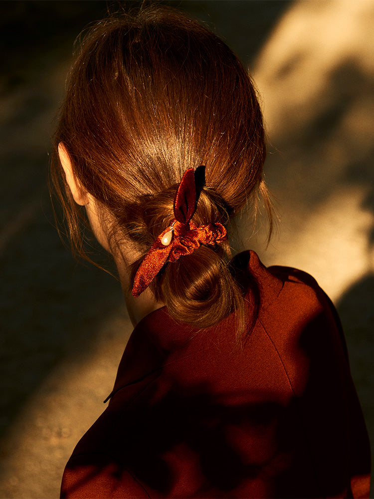 【SARARTH + TRESSE】SILVER Vegan pearl bracelet & MIA ruban chouchou in Terracotta
