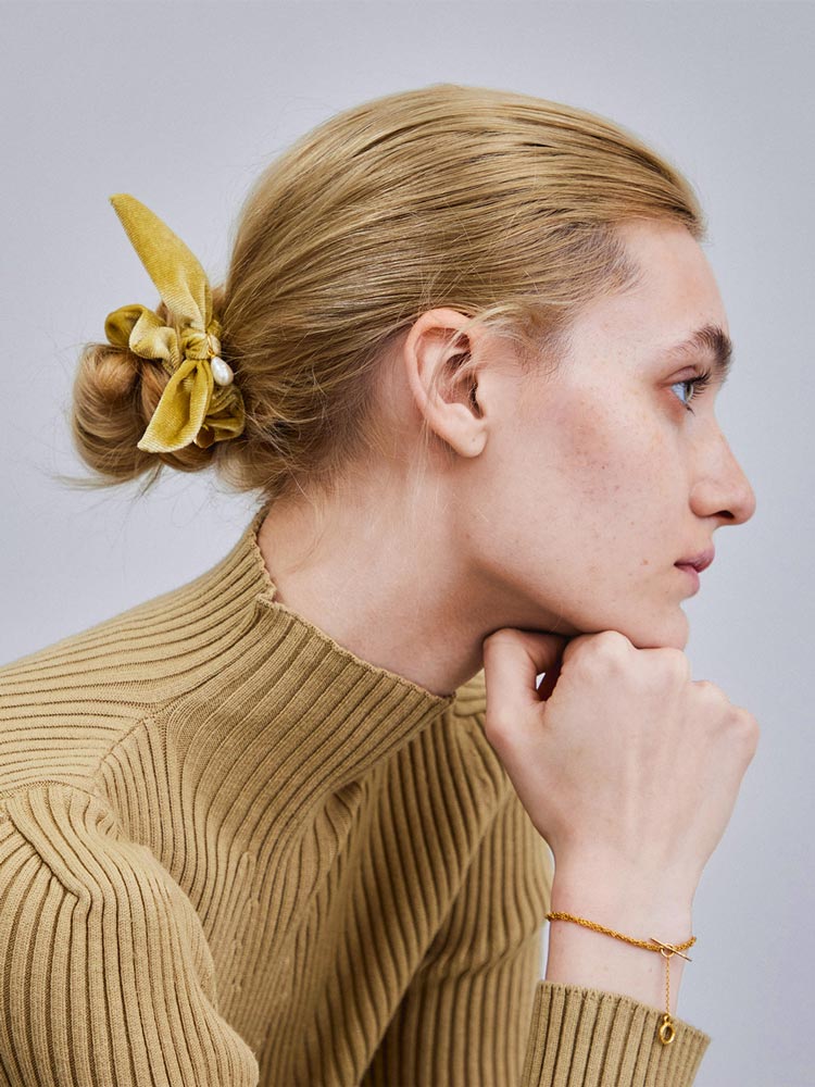 【SARARTH + TRESSE】GOLD Vegan pearl bracelet & MIA ruban chouchou in Mustard