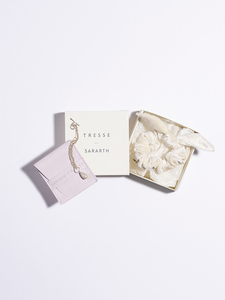 【SARARTH + TRESSE】SILVER Vegan pearl bracelet & MIA ruban chouchou in White