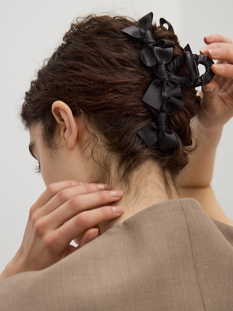 Leather Ruban Clip in Black