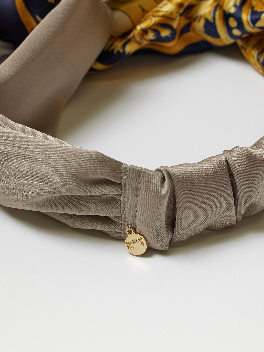 TRESSE×MAISON No.8 Serre-tête in Beige